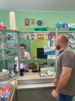Дмитрий Панков проинспектировал торговые точки и аптеки в селе Головчино.