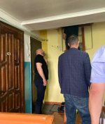 Дмитрий Панков посетил жителей многоквартирного дома, чтобы обсудить проблемы, возникшие после восстановительных работ.