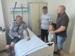 Глава муниципалитета Дмитрий Панков и его сын, а также заместитель главврача Борисовской ЦРБ Андрей Попов посетили раненых грайворонцев, находящихся на лечении в больницах Белгорода.